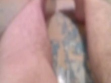 Artem se chupa, se pajea con los pies, se lame los pies en el baño auto chupado autofellatio auto paja con los pies