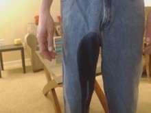 Empapando mis jeans con orina