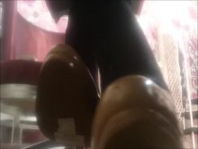 Zapatos chirriantes en el televisor