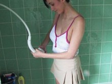 Gran estante mojado expuesto en un video gratuito de blusa