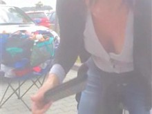Amateur con la blusa azul disparada en el mercado