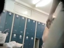 Los maduros del vestuario están todos desnudos en el vestidor.