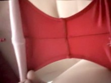 Video de baño con mujer en bragas rojas.