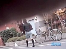 Por favor, inclínate más sobre tu bicicleta para poder esquivarte como tiburón.
