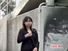 Acción de estiramiento del trasero con una pequeña japonesa en medio de un ataque de tiburón