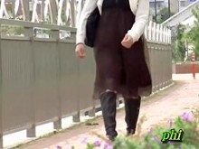 Hermosa miel japonesa siendo arrastrada en un caliente tiburón callejero