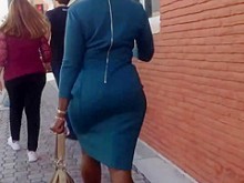 dama exhibicionista caderona con su vestido caliente
