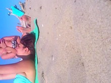 Adolescente sincero Pies y dedos de los pies en la playa (18+)