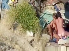 Pareja flaca follando duro en la playa