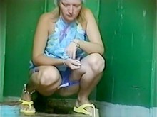Mujer rubia levanta su vestido de orina