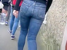 Adolescente con pantalones vaqueros ajustados y mallas negras (18+)