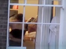 mujer espiada por la ventana