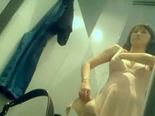 Milf china espiada en el camerino