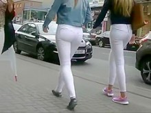 Difícil elección entre dos chicas vestidas de blanco