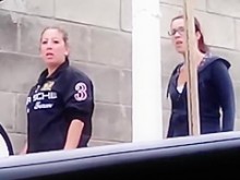 Amigo usa su polla para saludar a las chicas