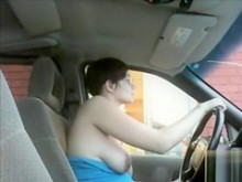 Nena muestra sus pechos desnudos en el autoservicio