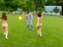 Chicas asiáticas desnudas juegan al fútbol con los chicos