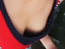 El vídeo de downblouse capta un pezón asiático duro