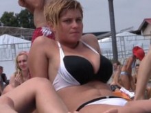 Bikini puesto y bikini fuera veintiuno