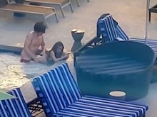 pareja follando en la piscina del hotel