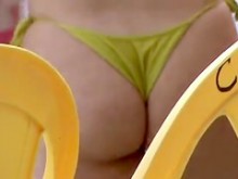Impresionante gran trasero captado por una cámara en la playa