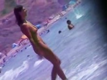 Vídeo de playa nudista de dos morenas calientes junto al mar
