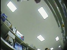 Upskirt amateur (falso) de mujer comprando en la tienda