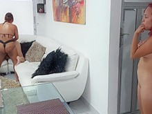 Bony se pone cachonda viendo a sus hermanastras follar en la sala de estar 14 min