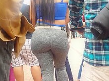 Latina de culo grande y grueso en leggins grises en la calle