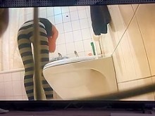 Adolescente en la Ducha del Baño (18+)