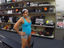 Nena musculosa que vende su equipo de ejercicio es follada por el coño