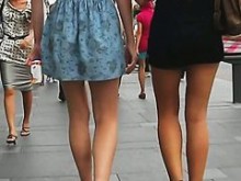 A toma fotos (falsas) debajo de la falda de dos pechos de mujer extremadamente sexys