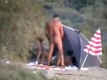 Perra pervertida madura en la playa 2