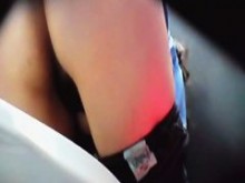 Video de orina rápida de mujer en baño público