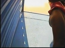 Chica en bikini con cuerpo caliente espiada en una cabaña en la playa por un cazador