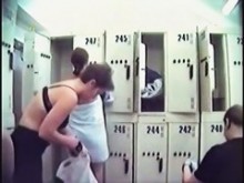 en un vestidor público dispara a mujeres amateurs desnudas