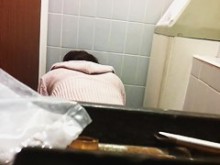 Una mujer se inclinó sobre la taza y recibió un disparo en la cámara del baño.