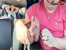 COSQUILLAS - Los pies cosquillosos de Heavenly se trabajan en el auto