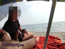 Dick flash - Una chica me pilló masturbándome en una playa pública y me ayudó a correrme - MissCreamy