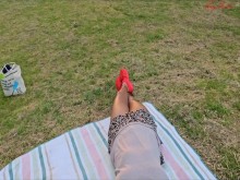 Mi hermanastra se burla de mí en el PARQUE sin bragas y con una falda corta