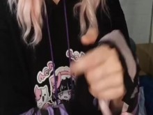 Tu novia te pone las bragas en la cara y te hace masturbarte