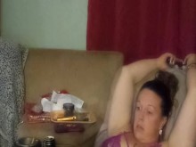 Milf morena jugando videojuegos en lencería