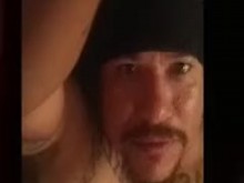 Matón latino caliente masturbándose y corriéndose sobre sí mismo
