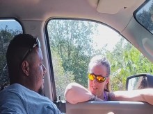 La pillan masturbándose en público y la chica mira y filma y le dice que siga adelante.