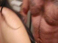 Milf Perfecta se graba siendo follada duro en el baño, orgasmos reales hasta chorrear