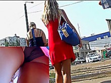 Animadora adolescente de edad legal en enagua (18+)