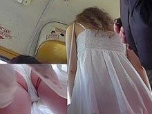 Upskirt real (falso) de la guapa filmada en el bus