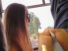 Impresionante muñeca con piernas largas en los videos calientes bajo la falda (falsos)
