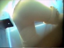 Un culo y un coño tan hermosos en escenas de cámara en el baño en primer plano