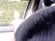 Nena mira dentro de mi auto y ve mi miembro duro como una roca